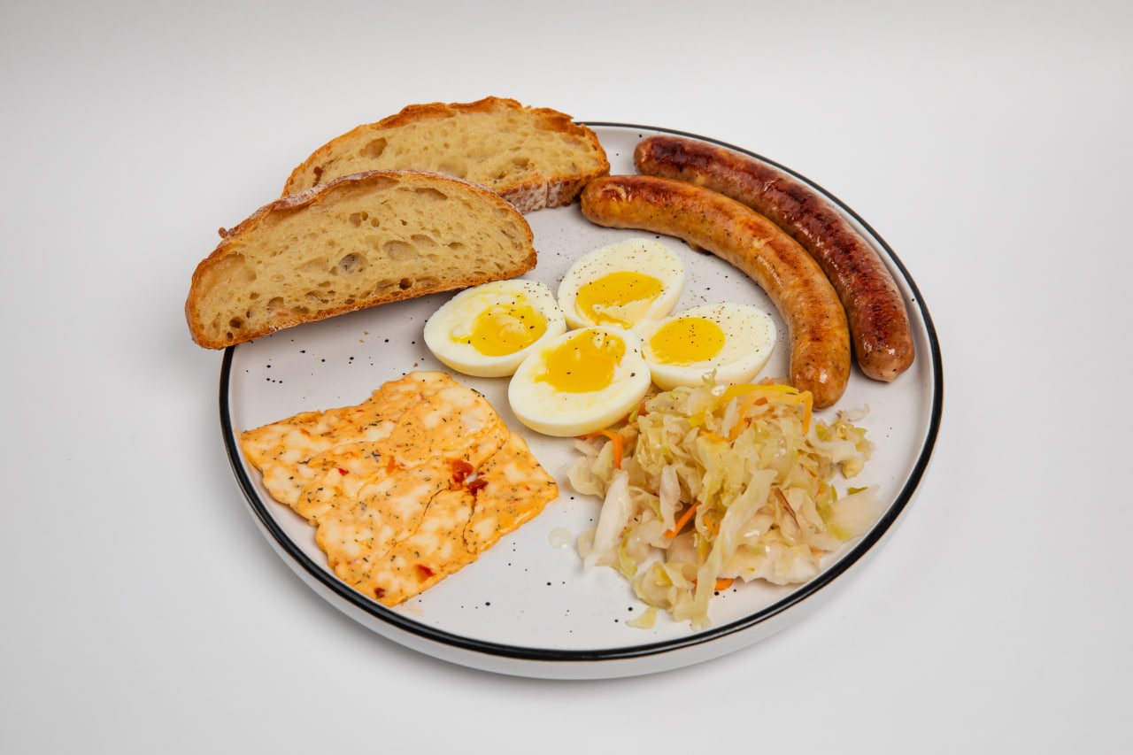 Завтрак с колбасками и квашеной капустой