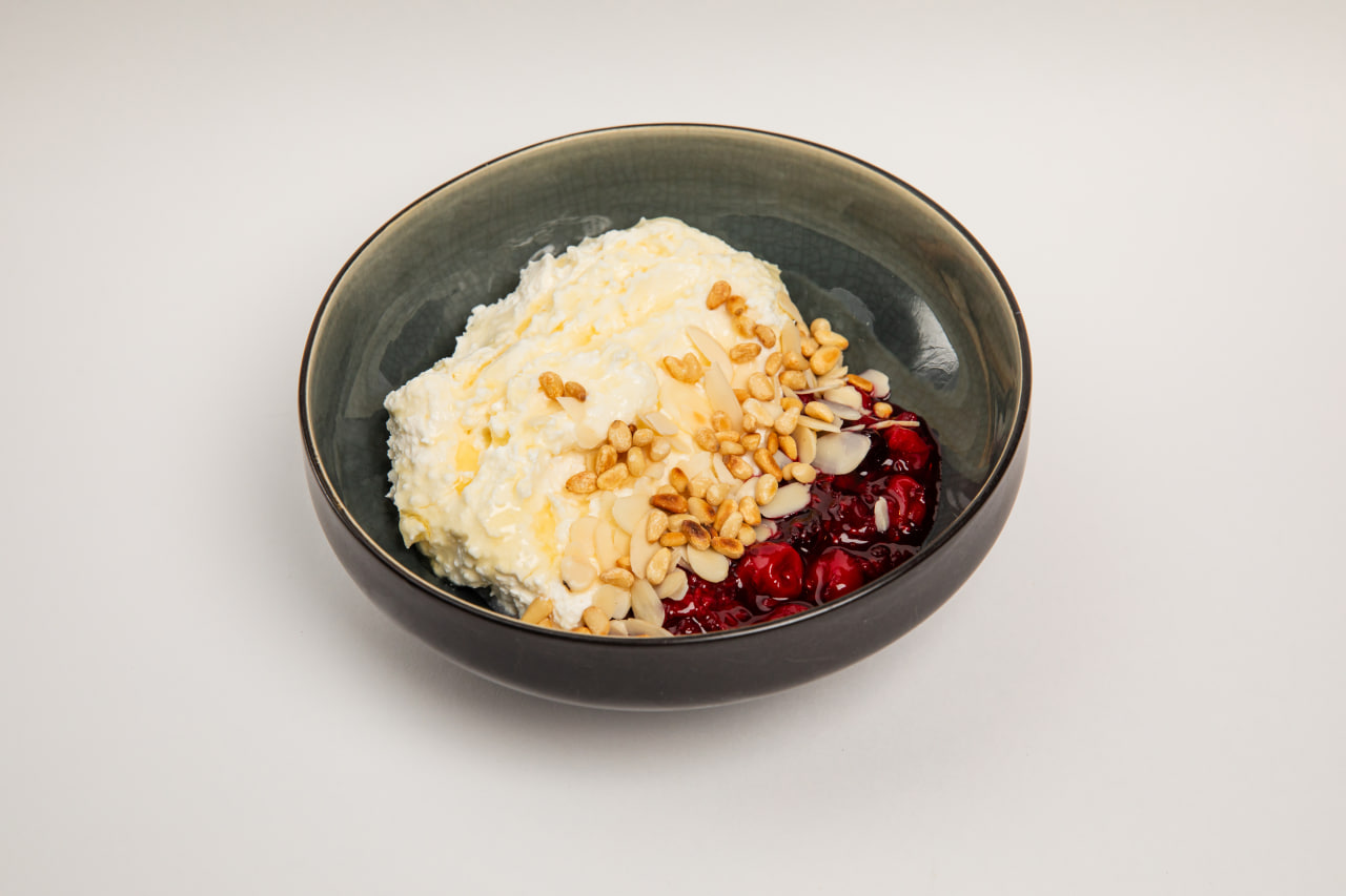 Взбитый творог с вишнёвым конфитюром и орешками